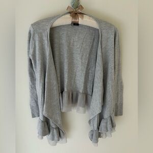 American Eagle Ruffle and Chiffon Sweater/Shawl
Size: Small
EUC (Like New)